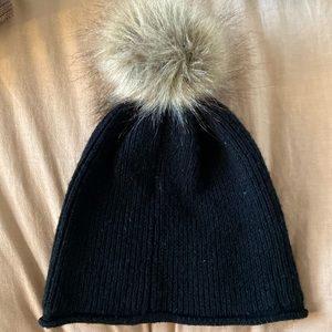 Black toque with pom